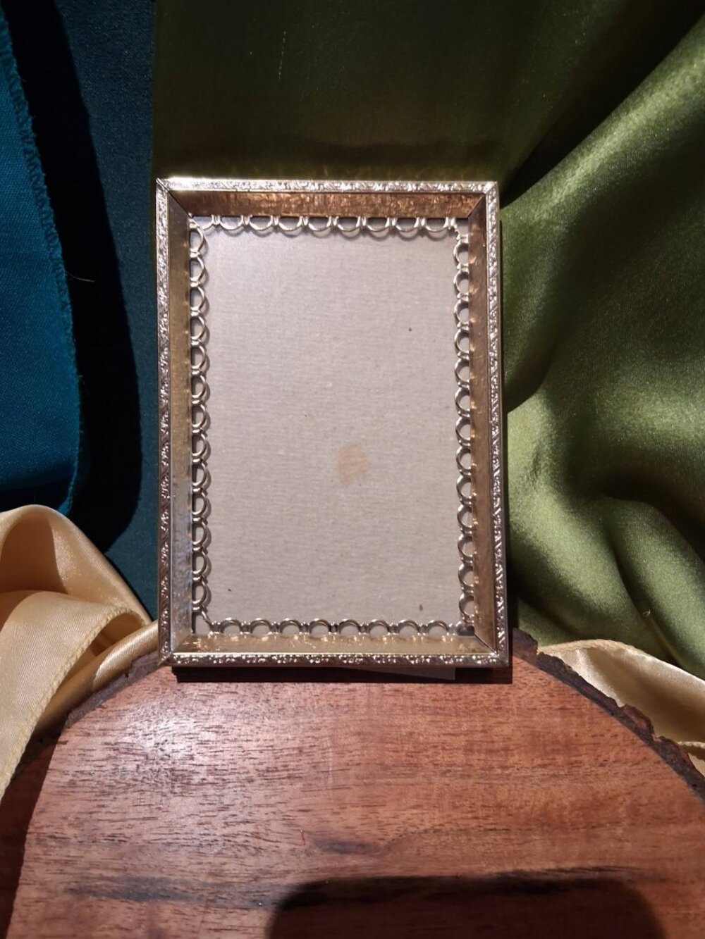 Vintage Ornate Gold-Tone Filigree Scalloped Picture Frame / Retro Vanity Decor
